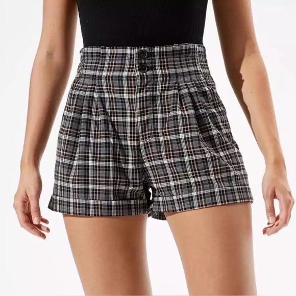 American Eagle Outfitters Pants - American Eagle Plaid High-Waisted Women's Shorts size 4